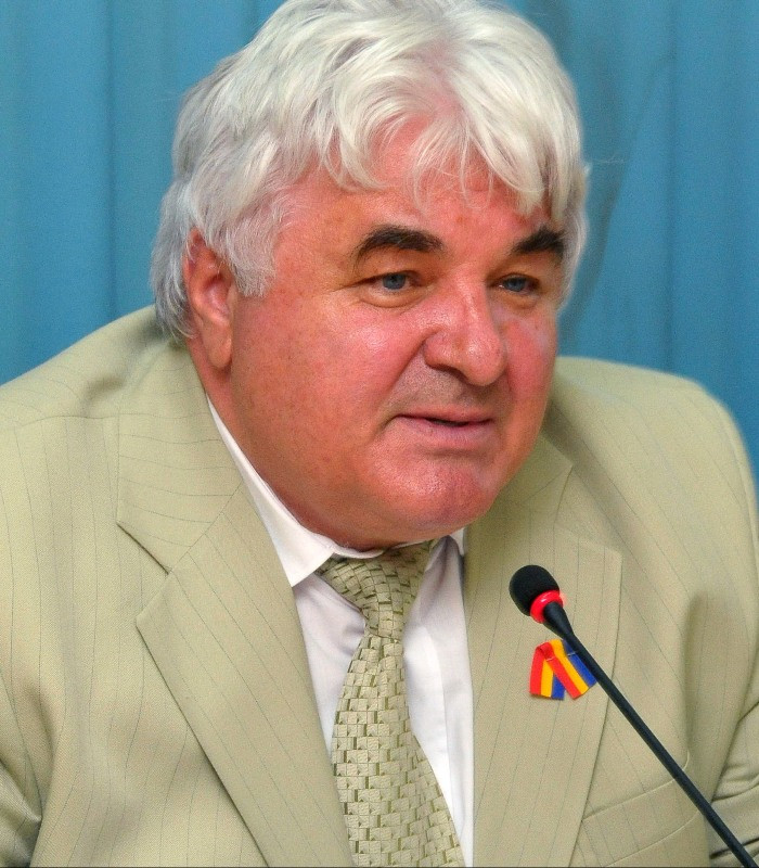 Constantin Simirad nu interzice messengerul la serviciu!