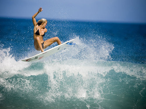 Face surfing fara un brat, dupa ce a fost atacata de rechini