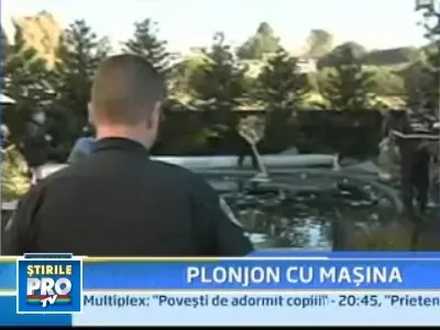 O soferita turmentata a plonjat, cu tot cu masina, intr-o piscina!