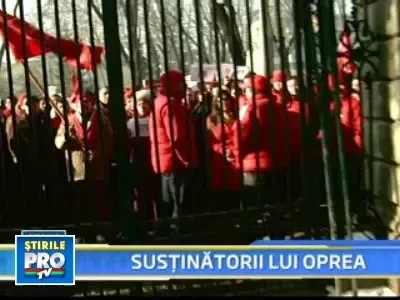 Miting neautorizat de sustinere a lui Oprea, in fata sediului central PSD