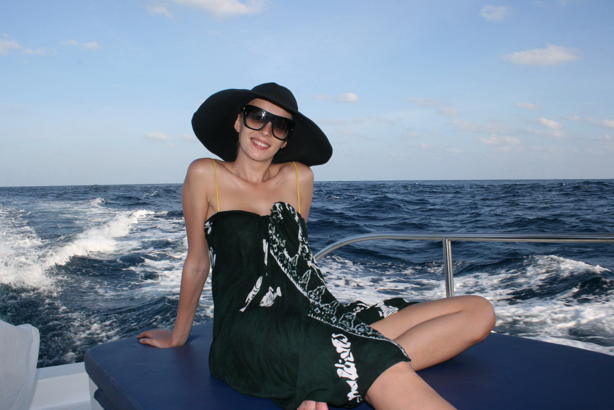 Diana Dumitrescu, la vanatoare de rochii de mireasa cu revista "The One"