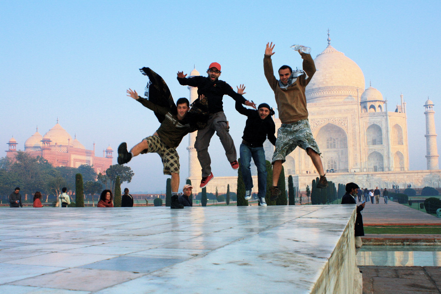 Razvan Fodor si-a luat iubita in India, unde s-au intalnit cu Dalai Lama