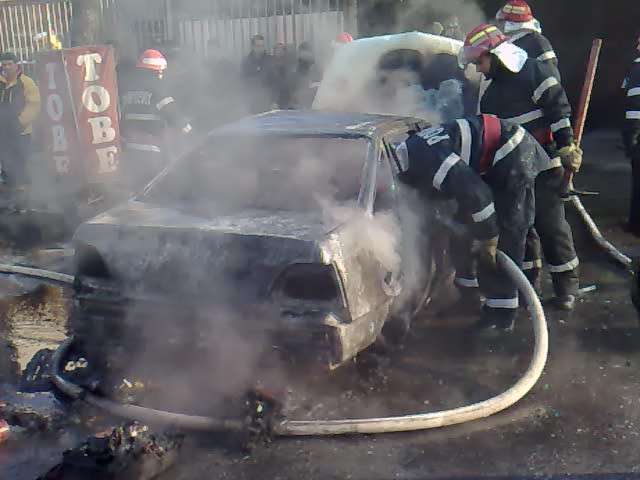 Masina mistuita de flacari, in cartierul Colentina din Capitala!