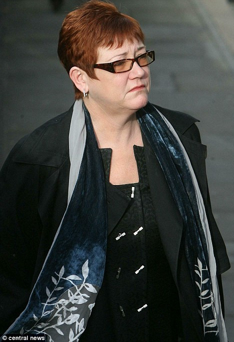 Judecatoare tandra si mereu beata, caut suflet-pereche!