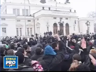 Proteste de amploare la Sofia, impotriva coruptiei. 23 de oameni raniti