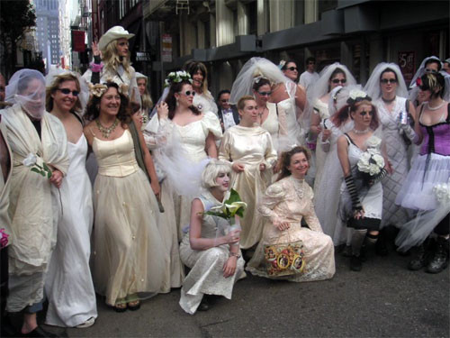 Pazea! Navalesc viitoarele mirese!