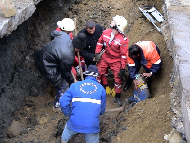 Muncitor prins sub un mal de pamant, abandonat de colegi!
