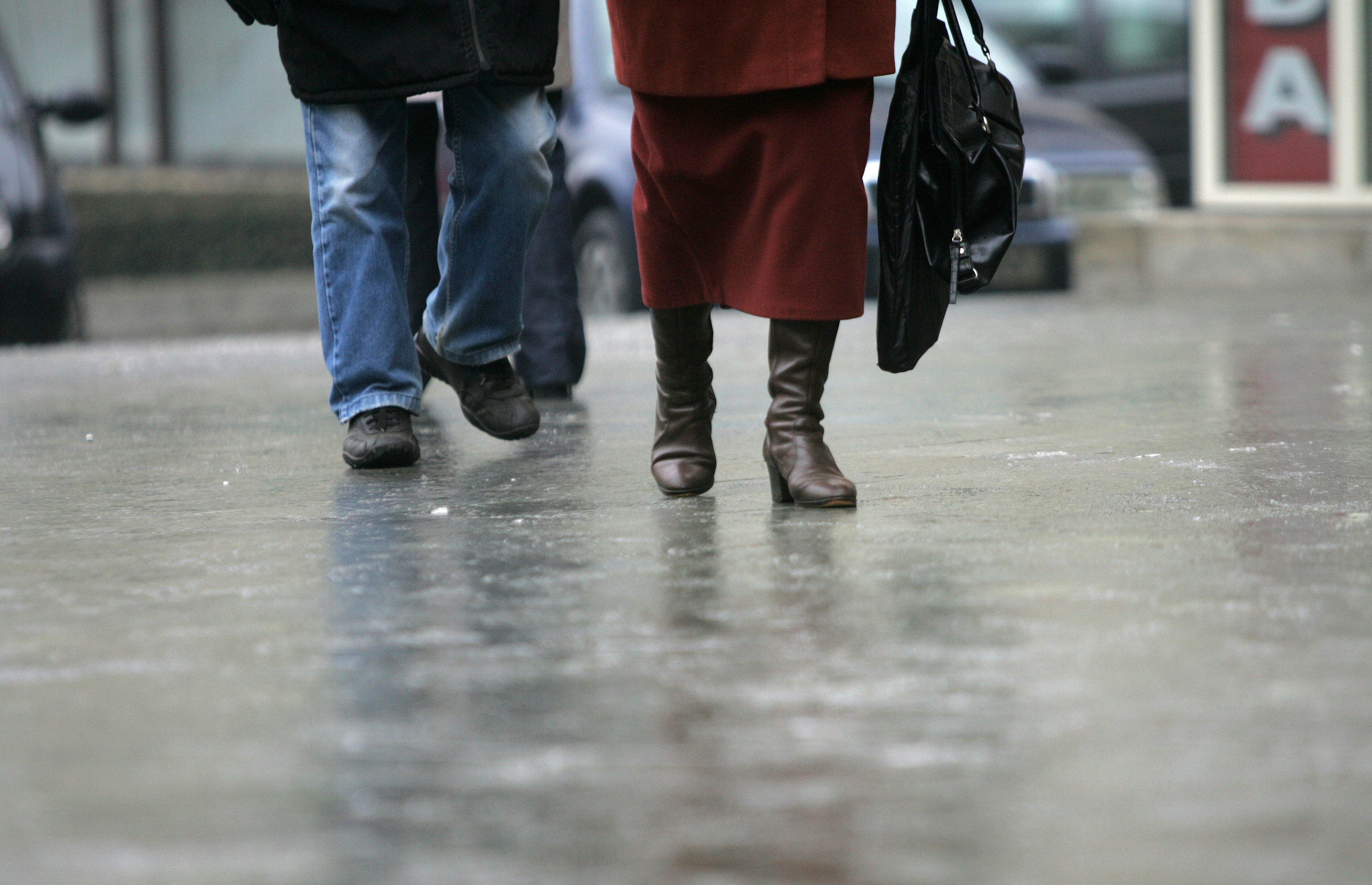 "Ploaia de gheata" a dat batai de cap romanilor! Multi au ajuns la spital