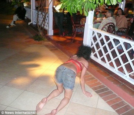 S-a imbatat si a cazut direct pe silicoane! Amy Winehouse e (iar) la spital