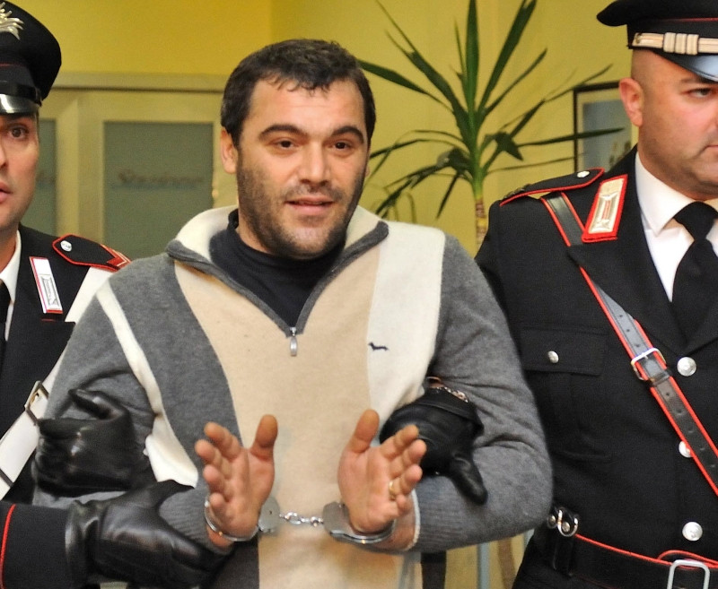 Mafiotul din Napoli care a fugit de politisti prin canalizare a fost prins