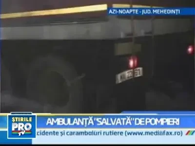 Din cauza poleiului, medicii unei ambulante au cerut ajutorul pompierilor!