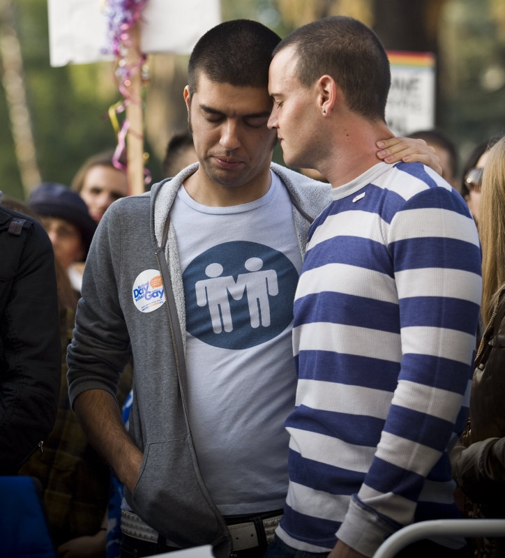 Un cuplu de homosexuali, atacat cu soda caustica