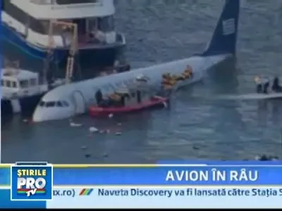 Au supravietuit dupa ce avionul in care se aflau a plonjat intr-un rau