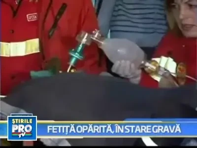 Eforturi disperate pentru viata fetitei de 2 ani, oparita cu apa clocotita