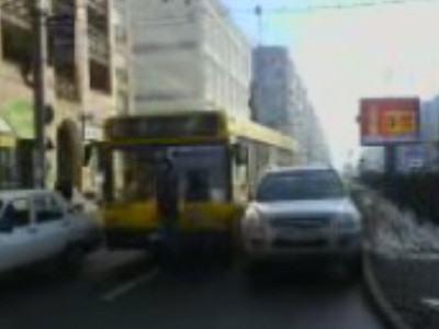 Circulatie blocata de un duo imbatabil: SUV-ul si masina nationala!