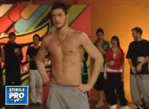 Vezi cum danseaza stripperul roman care a innebunit Spania