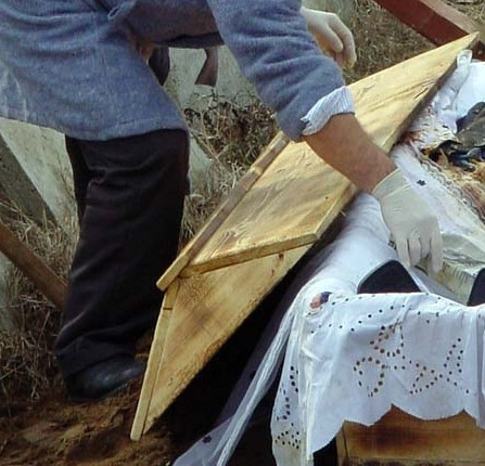 Barbat mort in urma cu 3 ani, deshumat la cererea presupusului fiu