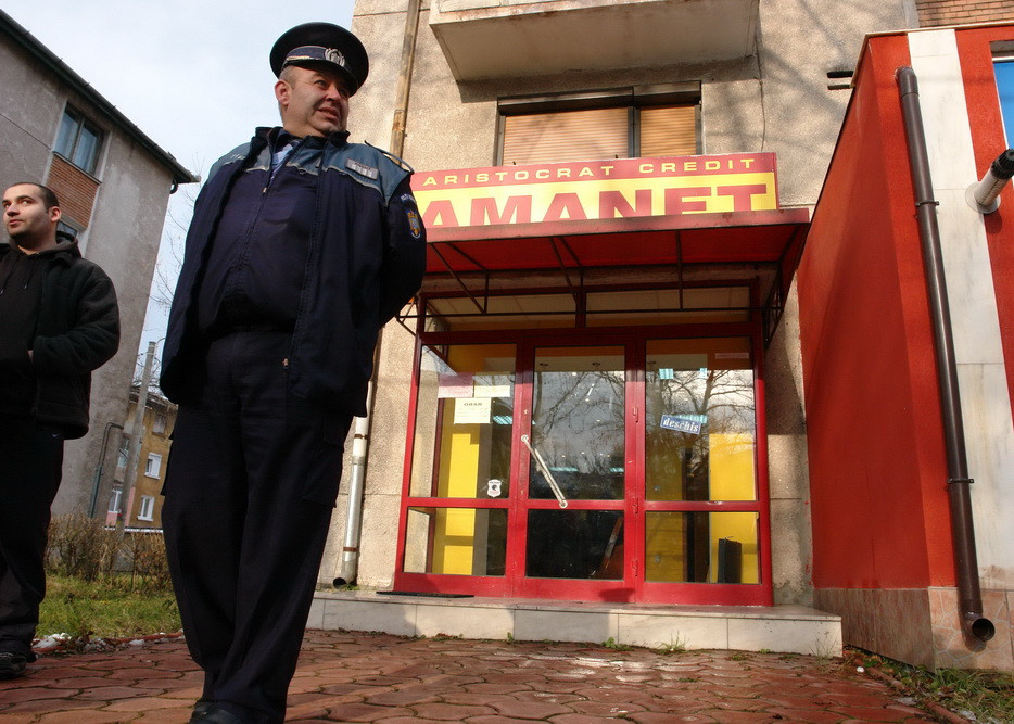 Jaf armat la o casa de amanet din Iasi!
