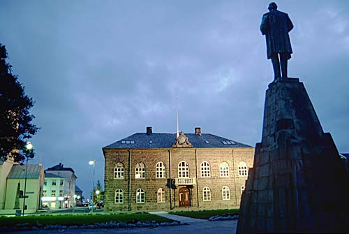 Premierul Islandei, atacat cu oua! Oamenii cer demisia guvernantilor