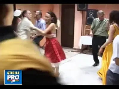 Alba: Profesori filmati facand striptease