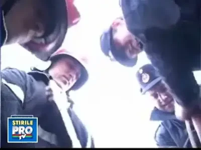 Catel salvat de pompieri, dupa ce a cazut intr-o groapa ingusta