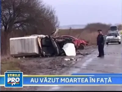 Impact violent. Motorul unei masini a zburat la 30 de metri