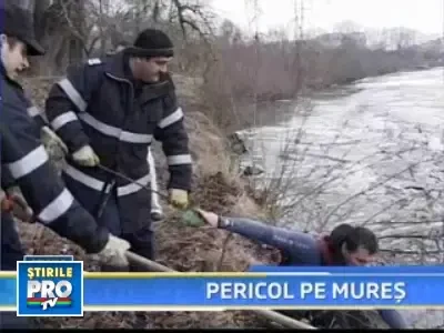 Topirea ghetii pune in pericol cateva poduri de pe Mures