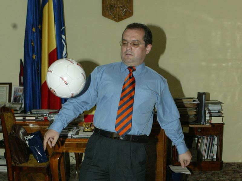 Mostenirea lui Boc la Cluj: doua broscute testoase si tabloul lui Basescu