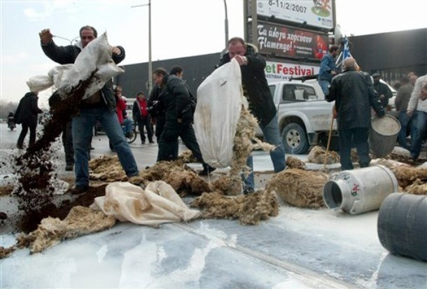 300 de sindicalisti au luat cu asalt Ministerul Finantelor din Grecia