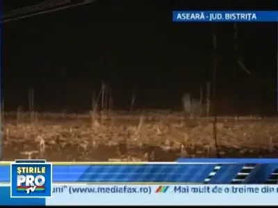 O explozie controlata a spulberat un pod de gheata din Bistrita Nasaud