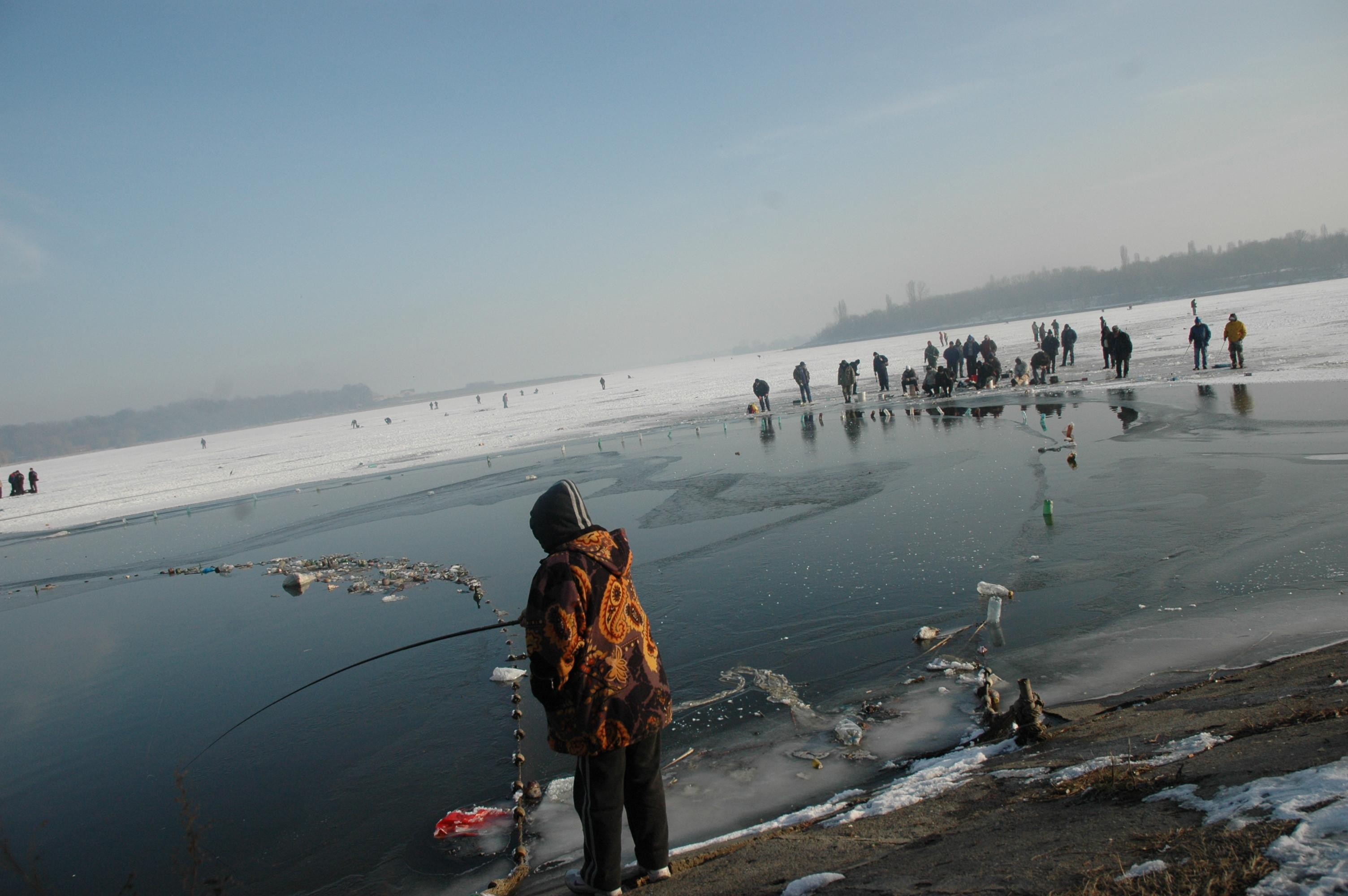 Copil salvat in ultimul moment! A cazut intr-un rau inghetat din Colorado