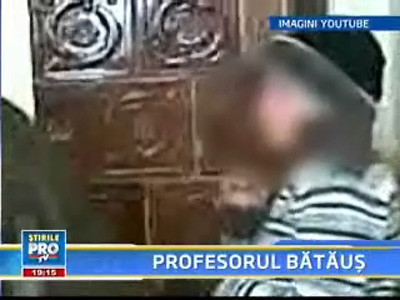 Un profesor si-a batut elevul pana l-au durut palmele!