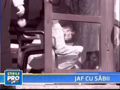 Jaf in plina zi! Au lovit o casiera si au fugit cu 10.000 de euro