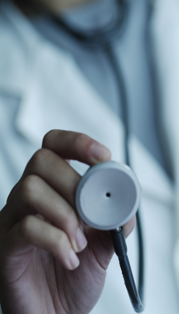 "Sunt bolnava. Caut sot cu asigurare medicala avantajoasa!"