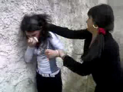 Tatal unei fete batute crunt de trei colege le vrea pe agresoare inchise