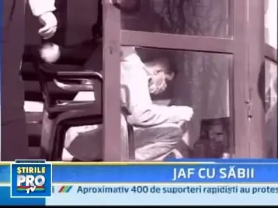 Jaf in plina zi! Au lovit o casiera si au fugit cu 10.000 de euro