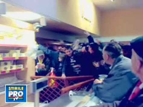 Zeci de oameni s-au imbulzit sa puna mana pe pachete de Paste