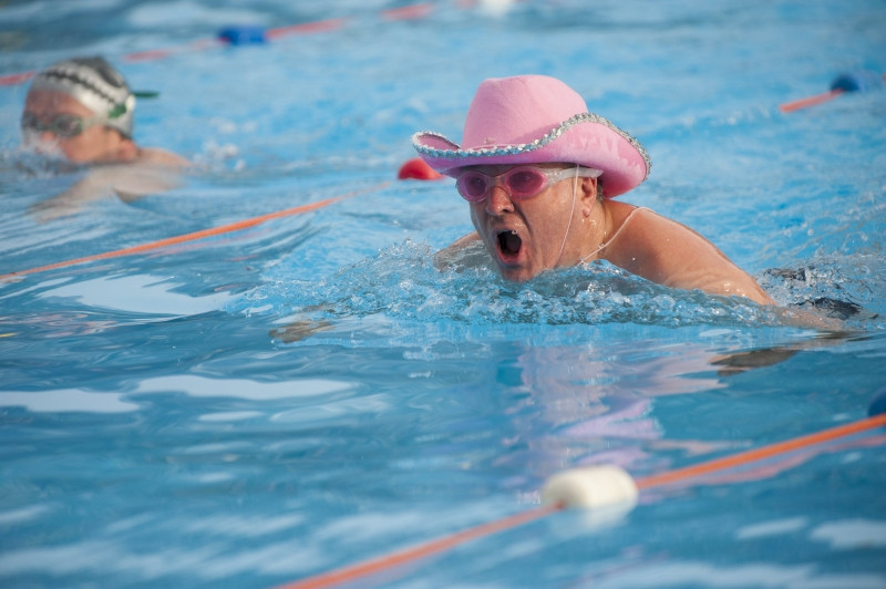 Inoata in apa rece ca gheata, ca sa fie sanatosi tun!