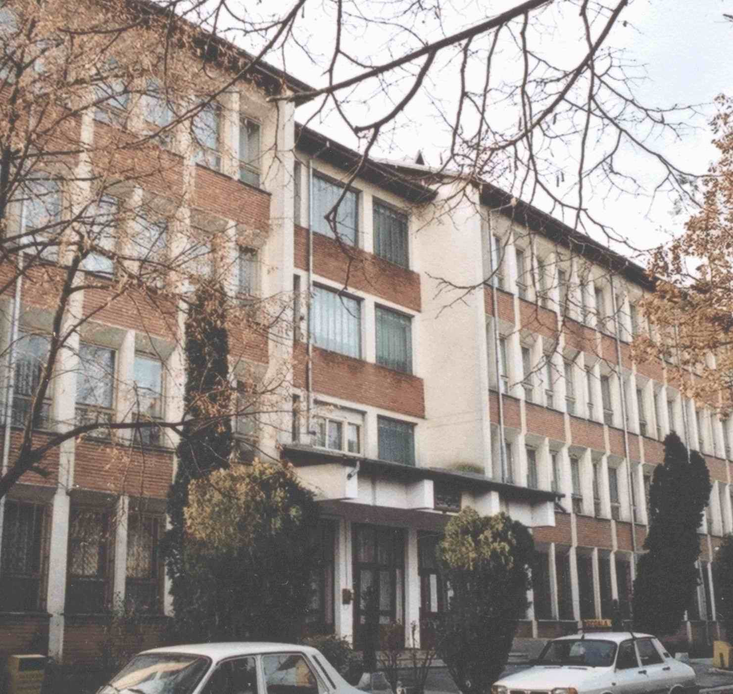 Il trimiteau acasa de la scoala pentru ca parintii nu au bani de uniforma!