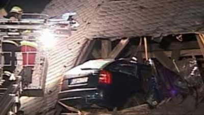 Masina catapultata pe acoperisul unei biserici!