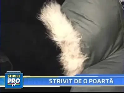 Copil strivit de o poarta, dupa ce hotii au furat lanturile de sustinere!