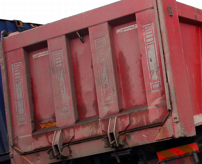 Lasat intr-un camion, un copil a deblocat frana si a picat sub roti