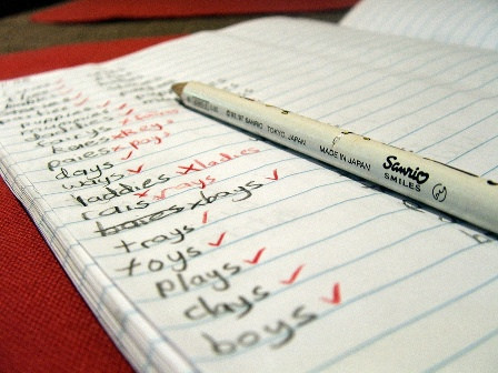 Obiceiurile ciudate ale studentelor chineze.Isi prind parul de tavan in timp ce invata sa nu adoarma