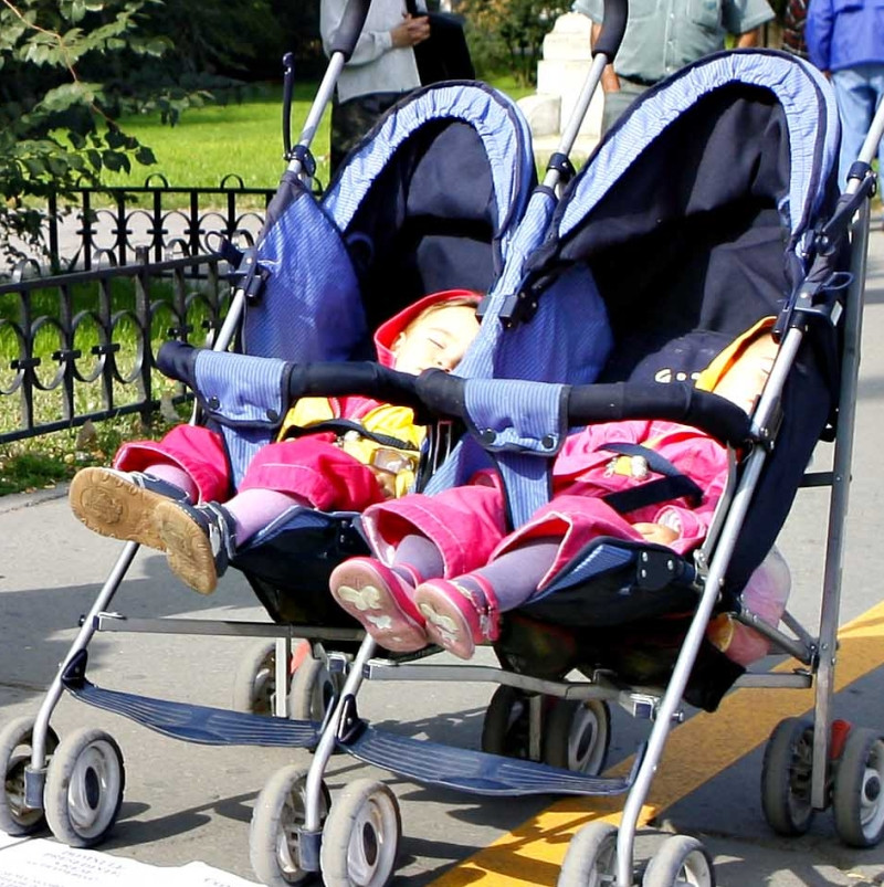 Mamele de gemeni si tripleti au iesit in strada!