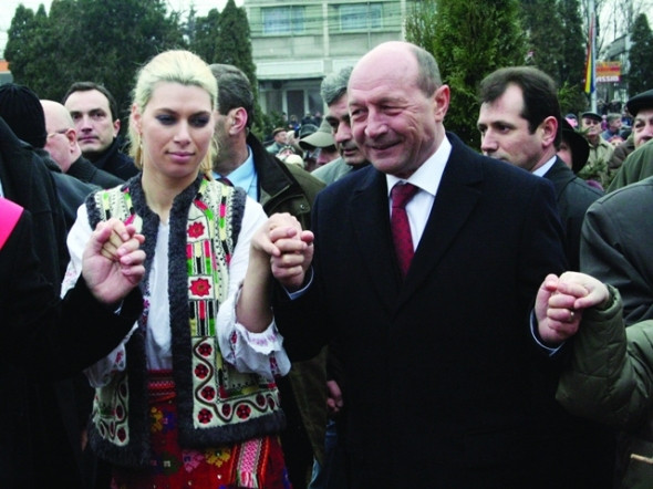 Afla cu ce blonda danseaza Basescu de 3 ani incoace!