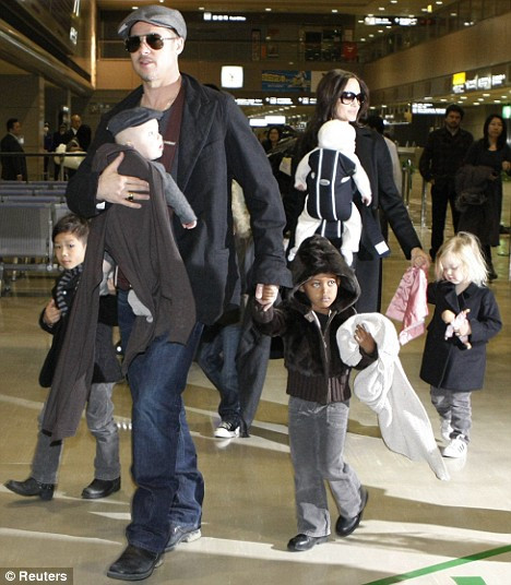Angelina Jolie vrea sa adopte o fetita din Siria! Oare Brad Pitt stie?!
