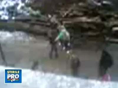 Paruiala intre doua eleve, in curtea unui liceu din Harghita