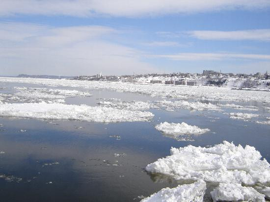 Pachebot blocat doua zile, in apele inghetate ale unui rau din Canada