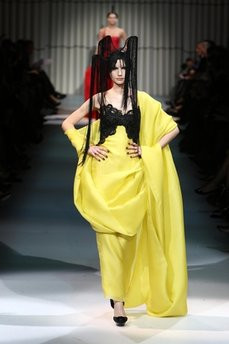 Japonia renascuta din ruine, muza lui Georgio Armani. Designerul a uimit la Paris