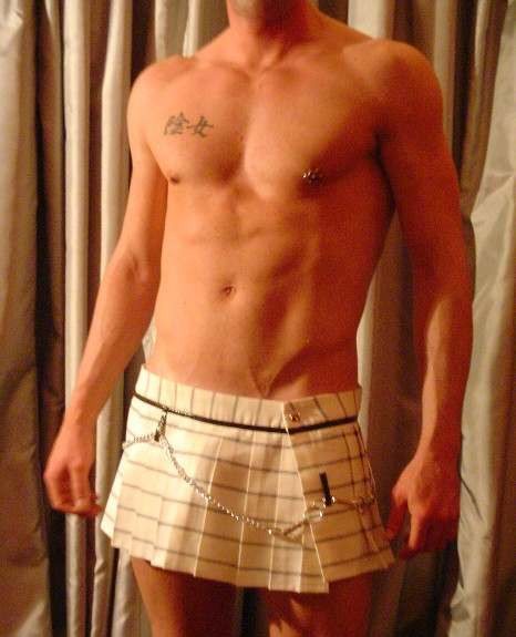 O lume nebuna, nebuna! Barbati in fuste